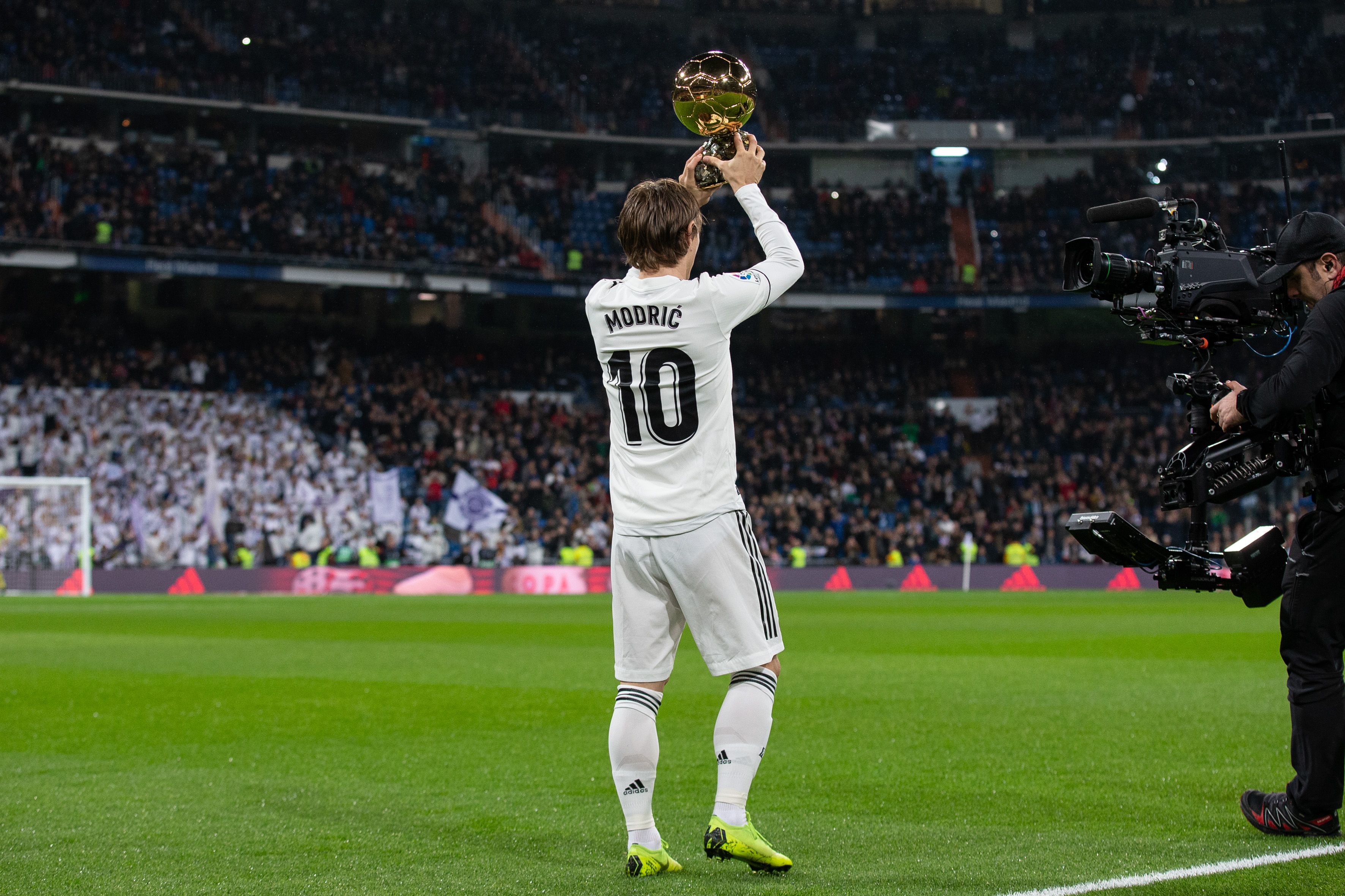 LPL最能“宫斗”战队诞生！连换八位首发选手，终于拿到全球首胜